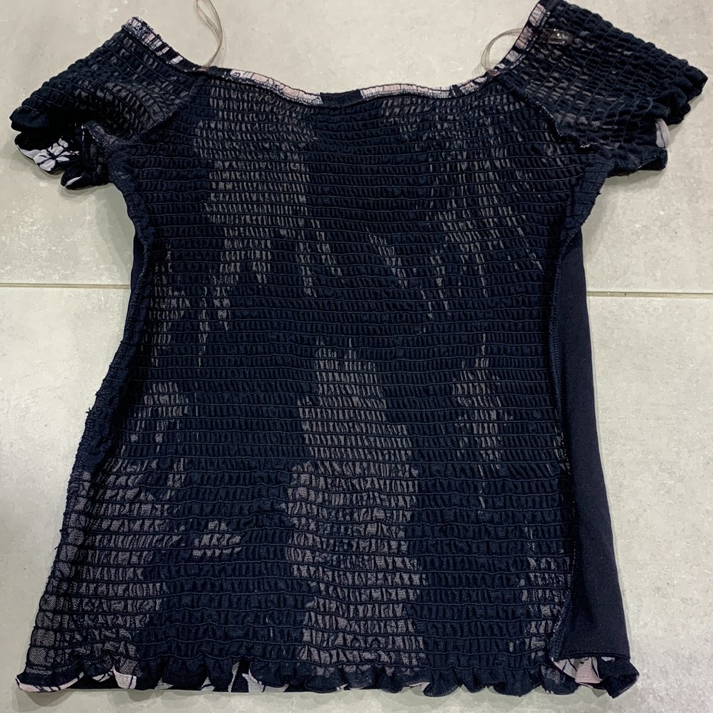 Like NEW🌺Made in🇨🇦FL Off Shoulders Shirred Top - Picture 17 of 17